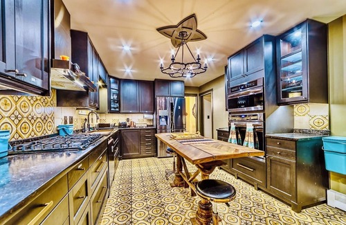 Knight Hotel | Neocolonial Nouveau Kensington Vacation Home