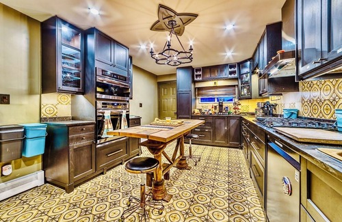 Knight Hotel | Neocolonial Nouveau Kensington Vacation Home