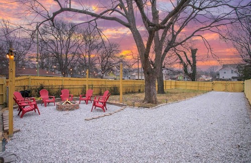 McFerrin Park House | Neon Nashville! 5 min to Broadway Walk 2 dining!