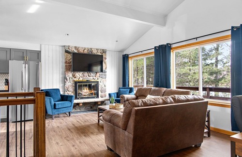 Gaylord Cottage | NEW 20ft DOCK! Clean & spacious! 5 STARS! Lake Front home! Book Summer NOW!