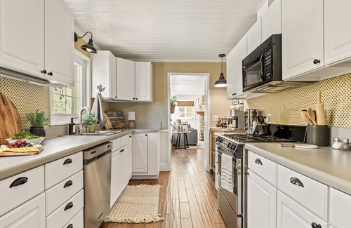 Cedar Glen Cottage | New! 3BDR Cottage only 2 miles from The Village!