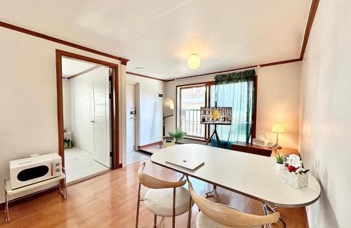 Hapjeong-dong Villa | New, 3min to Hapjeong St, Airport bus stop, 8min to Hongdae & Mangwon Market, Han River Park, 2BR 3QB full of sunshine, Hotel bedding, City Nature
