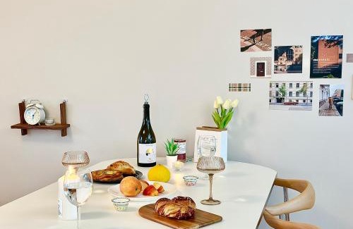 Hapjeong-dong Villa | New, 3min to Hapjeong St, Airport bus stop, 8min to Hongdae & Mangwon Market, Han River Park, 2BR 3QB full of sunshine, Hotel bedding, City Nature