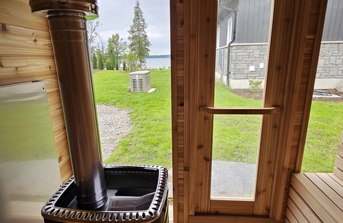 Irondale Cottage | New and Very Private Lakefront Cottage 5-Br, 3-Ba