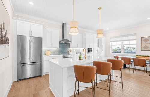 South Island House | NEW Build Modern Beach Beauty on Canal with Heated- Pool- 3 min to beach Access