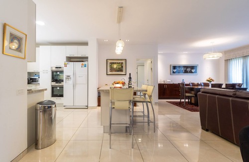 Jerusalem City Centre Apartment | New exclusive 24 Hour Security Building With Shabbat Elevator and large gym