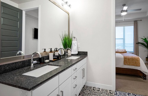 Old East Dallas Apartment | ⭐️New!⭐️ King Lux High Rise| 1BR/1B | Downtown | Fast WIFI