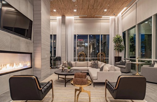 Old East Dallas Apartment | ⭐️New!⭐️ King Lux High Rise| 1BR/1B | Downtown | Fast WIFI
