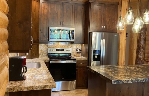 Deer Valley Condo | New kitchen! Master Bath Renovation! Private hot tub. Walk to lifts.