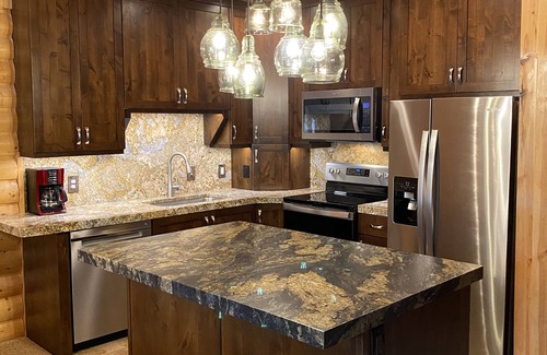Deer Valley Condo | New kitchen! Master Bath Renovation! Private hot tub. Walk to lifts.