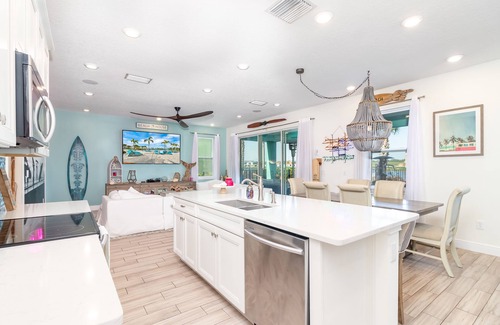West Kissimmee Cottage | NEW La Vida Margarita 8BD Pool/Spa Cottage w/Water Views Margaritaville Resort