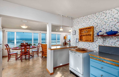 Yachats House | New Listing! Adorable oceanfront cabin perched on a sea cliff with amazing views, near Yachats