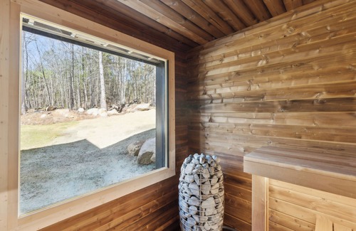 Cape Neddick Cabin | NEW Luxury York Cabin - Sauna, Game Room, Gym - Close to Ogunquit