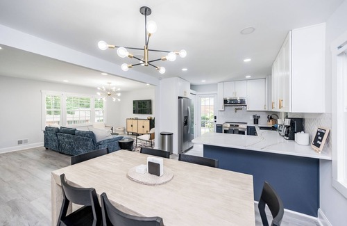 Northeast Raleigh House | NEW modern 10 guest retreat near Downtown, North Hills & NCSU w/fenced backyard