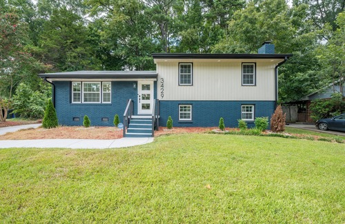 Northeast Raleigh House | NEW modern 10 guest retreat near Downtown, North Hills & NCSU w/fenced backyard