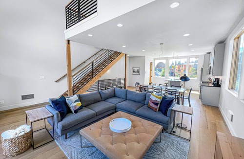 Snoqualmie Pass House | New! Modern Ski-in/Ski-out Mountain View Chalet by Village + Hot Tub/EV Charging