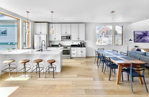 Snoqualmie Pass House | New! Modern Ski-in/Ski-out Mountain View Chalet by Village + Hot Tub/EV Charging