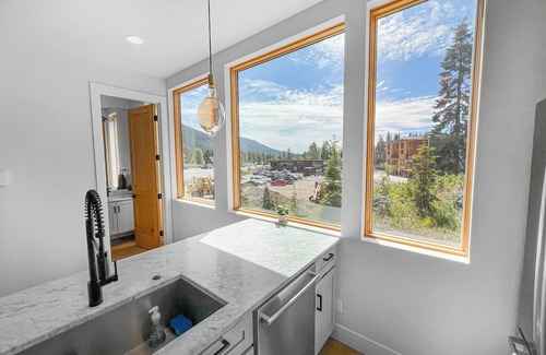 Snoqualmie Pass House | New! Modern Ski-in/Ski-out Mountain View Chalet by Village + Hot Tub/EV Charging