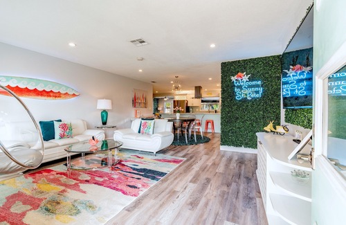 South Pinellas Community Council House | NEW! Modern & Super Stylish 3BR/3BA Pool Home-9 mins to Madeira Beach!