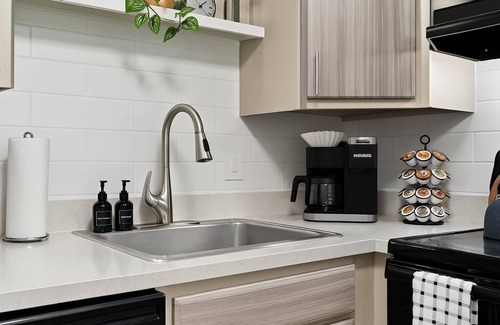 Royal Oak Apartment | New! Modern Upper Flat in Prime Royal Oak Location