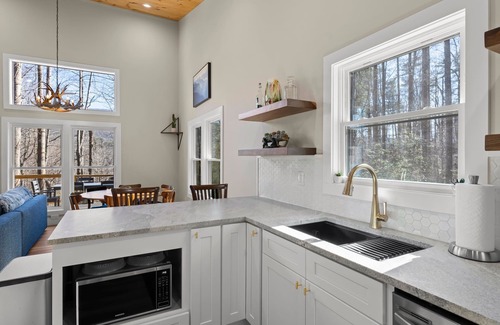 Frank House | NEW Mountain Modern Hideaway! - Walk to Disc Golf