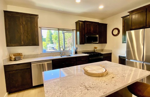 Grants Pass House | New Riverfront 3-bedroom 2 bath house in Grants Pass with WiFi, AC, covered deck