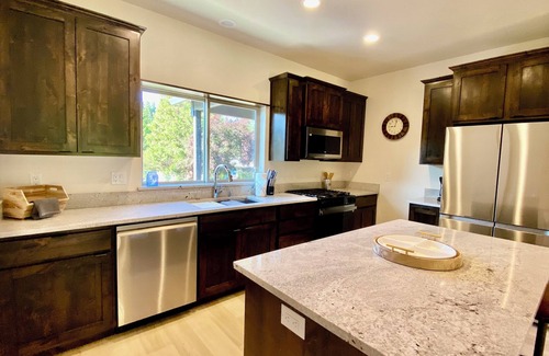 Grants Pass House | New Riverfront 3-bedroom 2 bath house in Grants Pass with WiFi, AC, covered deck