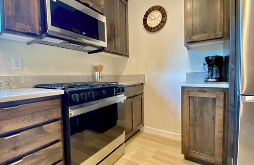 Grants Pass House | New Riverfront 3-bedroom 2 bath house in Grants Pass with WiFi, AC, covered deck
