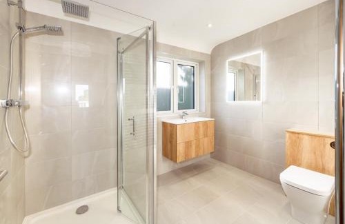 St Leonards House | NEW! Stunning & Modern 5 bedroom home with Parking & Garden - Excellent Location!