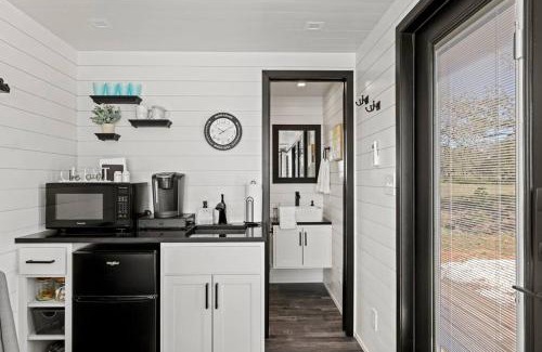 Fredericksburg House | New Wilderness Hideout-Cozy Container Home