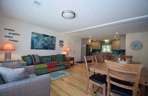 York Beach House | New Year Round Rental - 1/4 Mile To Short Sands Beach & Downtown York