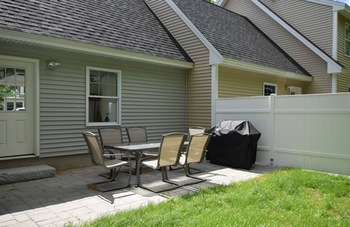 York Beach House | New Year Round Rental - 1/4 Mile To Short Sands Beach & Downtown York