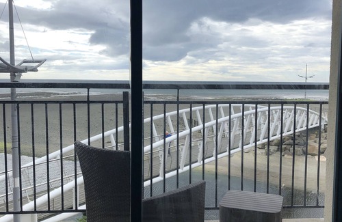 Newcastle Apartment | Newcastle Seafront apartment with WiFi & Parking