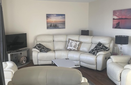 Newcastle Apartment | Newcastle Seafront apartment with WiFi & Parking