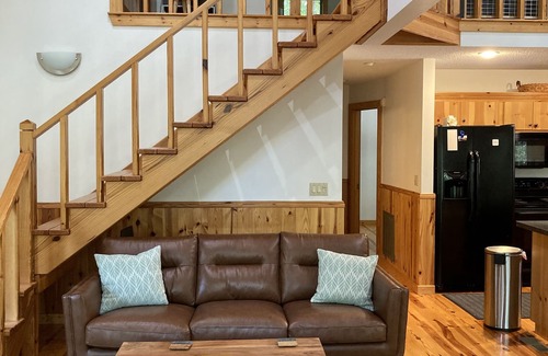 Gumlog Cabin | Newly furnished beautiful cabin with an access to Lake Hartwell