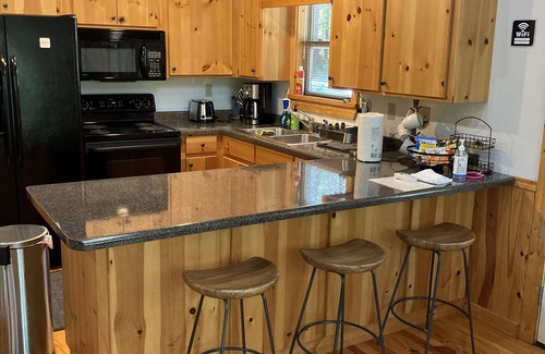 Gumlog Cabin | Newly furnished beautiful cabin with an access to Lake Hartwell