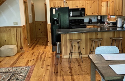 Gumlog Cabin | Newly furnished beautiful cabin with an access to Lake Hartwell