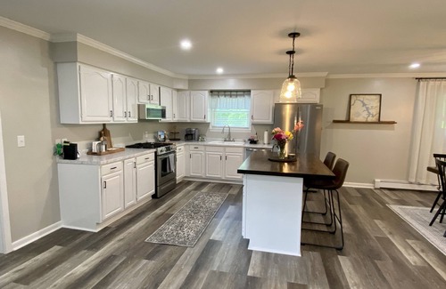 Aurora House | Newly Remodeled 3-Bedroom Pet Friendly Home