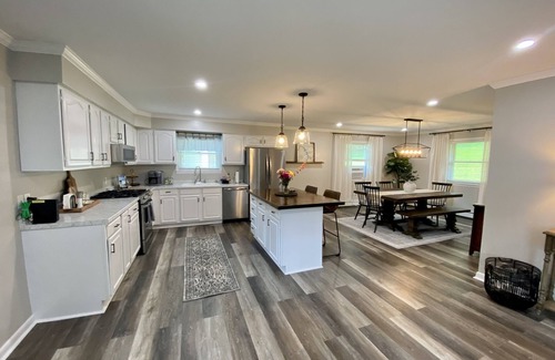 Aurora House | Newly Remodeled 3-Bedroom Pet Friendly Home