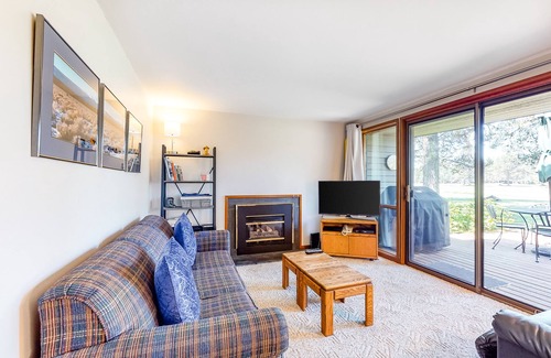 Overlook Park Condo | Newly remodeled condo on golf course with hot tub, bikes, SHARC Passes - Dog OK