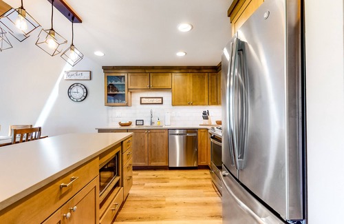 Overlook Park Condo | Newly remodeled condo on golf course with hot tub, bikes, SHARC Passes - Dog OK