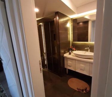 Alsancak Apartment | Newly Renovated Apartment in Kordon