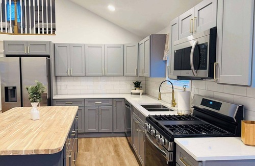 Edinboro Cottage | NEWLY RENOVATED LAKESIDE COTTAGE in EDINBORO- 3 MIN WALK to LAKE