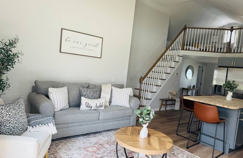 Edinboro Cottage | NEWLY RENOVATED LAKESIDE COTTAGE in EDINBORO- 3 MIN WALK to LAKE