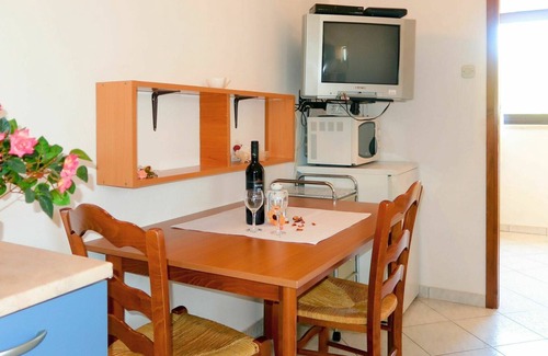 Sveti Vid Dobrinjski Apartment | Nice apartment for 10 people with WIFI, A/C, pool, TV, patio, pets allowed and parking