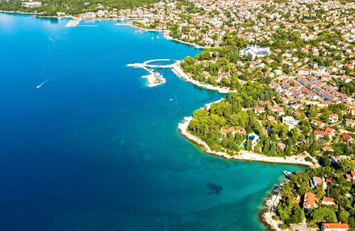 Sveti Vid Dobrinjski Apartment | Nice apartment for 10 people with WIFI, A/C, pool, TV, patio, pets allowed and parking