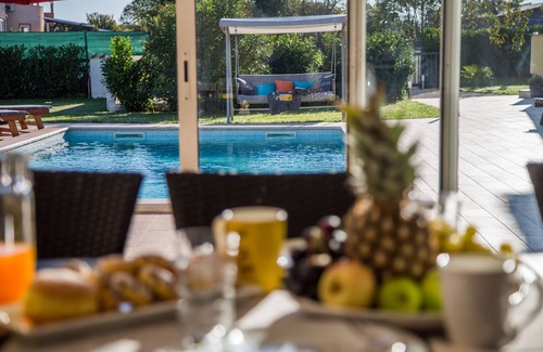 Valbandon House | Nice holiday home with heated pool near the sea