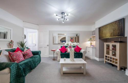 Redcliffe Apartment | Niru Experience Chelsea Oasis With Courtyard