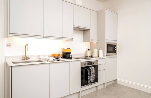 Redcliffe Apartment | Niru Experience Elegant Apartment in Kensington