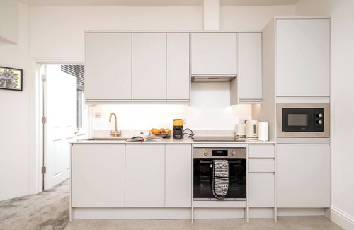 Redcliffe Apartment | Niru Experience Elegant Apartment in Kensington